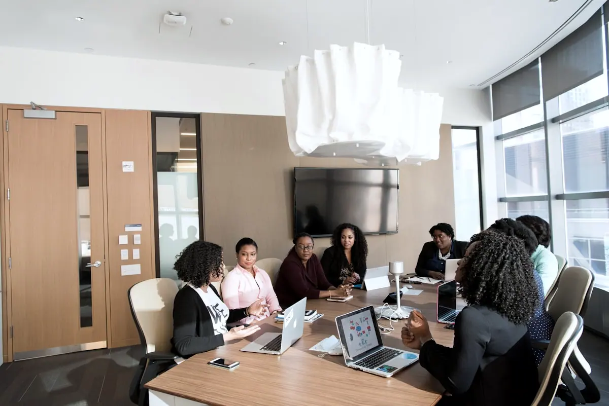 Modern teaching space with controlled lighting and ventilation